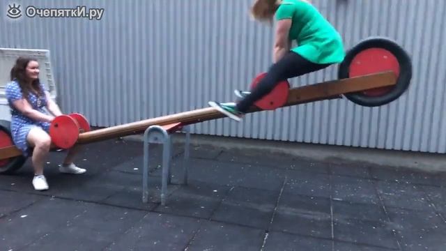 Девушки покатались на качелях смотреть онлайн