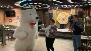 Поздравление от белого Ютуб мишки в Москве. Танцующий мишка на день рождения ?