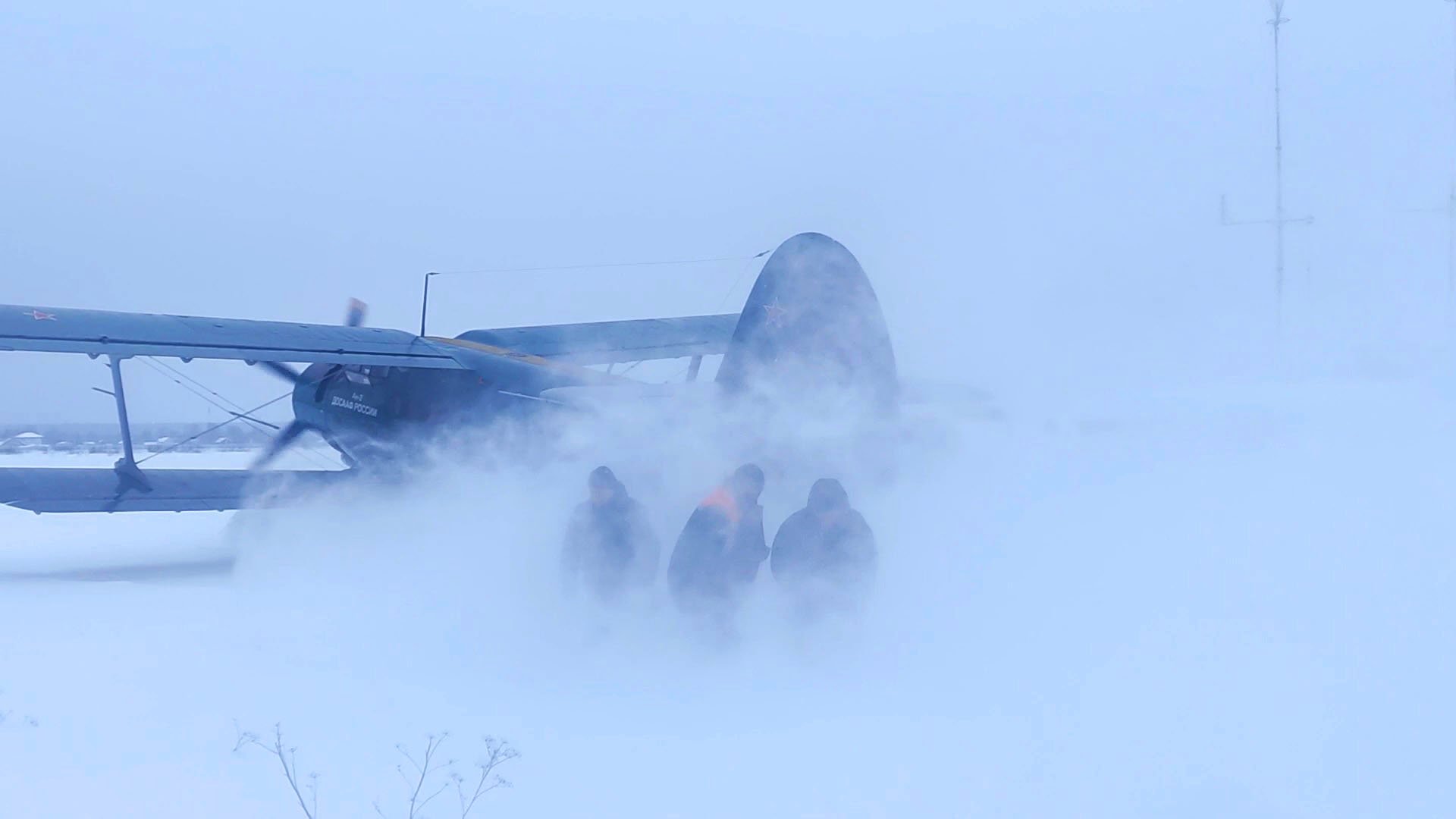 Самолет Ан-2 на лыжах примерз на снежное поле смотреть онлайн