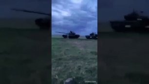 Российский танк Т-90 буксирует захваченный украинский Т-80БВ в тыл.