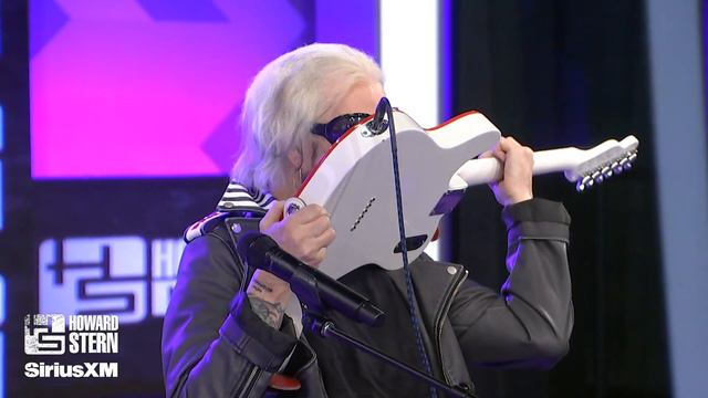John 5 Puts on a Guitar Clinic in the Stern Show Studio смотреть онлайн