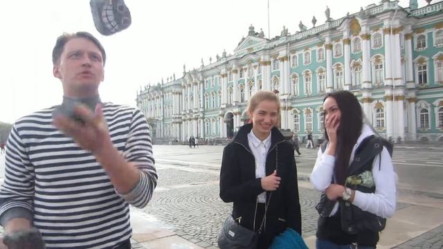 Девушки из Нижнего Новгорода на уроке жонглирования булыжниками смотреть онлайн