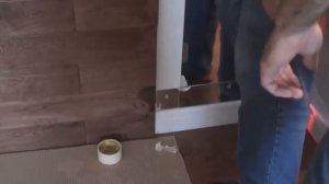 Как приклеить зеркало на стену