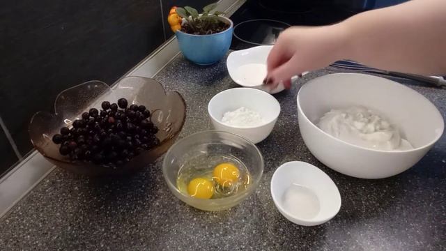 Ягодный тарт, песочный пирог со смородиной, в сметанной заливке
