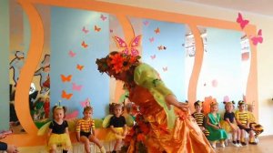 Выход Осени на осеннем утреннике в средней группе