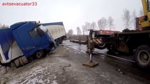 Грузовой эвакуатор Вольво в кювете
