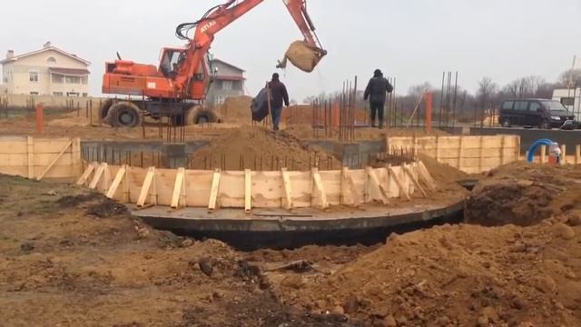 Засыпаем глиной ленты фундамента смотреть онлайн