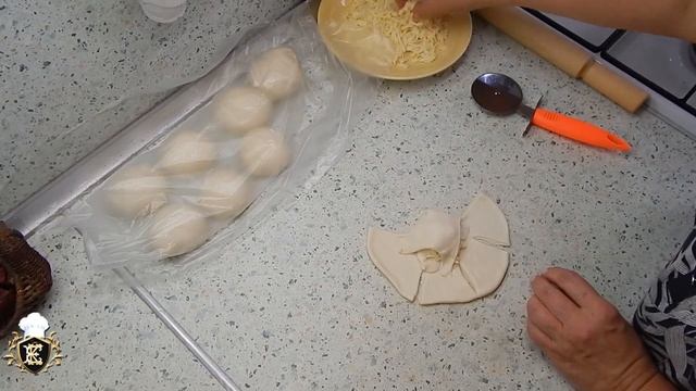 Возьмите  муку , воду и соль.  Слоеная лепешка без масла.