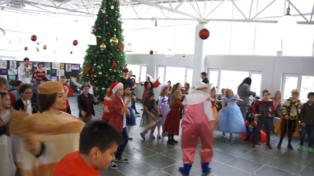 Снегурочка танцует с детьми!!! смотреть онлайн