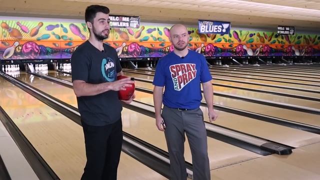 КАК БРОСАТЬ ШАР ДЛЯ БОУЛИНГА? Сброс шара с руки. 2 упражнение для правильного релиза смотреть онлайн