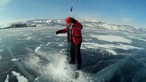 Как замерить толщину льда на Байкале и заглянуть под лёд в дырку?