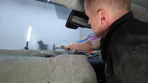 Снял пленку с лобового, остался клей ! Как его убрать?