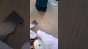 Измеритель  развода ленточных пил на магнитных присосках
