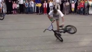 Публичное шоу вело эквилибристов на bmx в городе  Удивительно