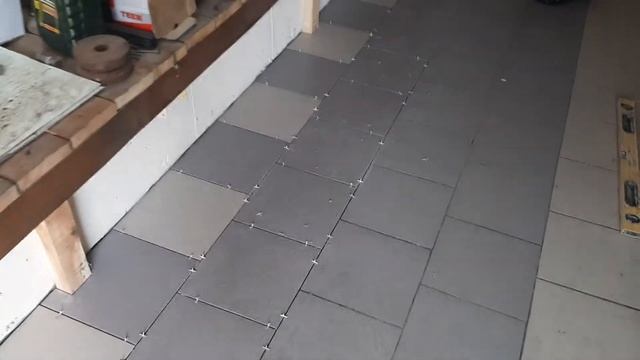 Укладка плитки 30×30 в гараже . Бровары 2019. смотреть онлайн