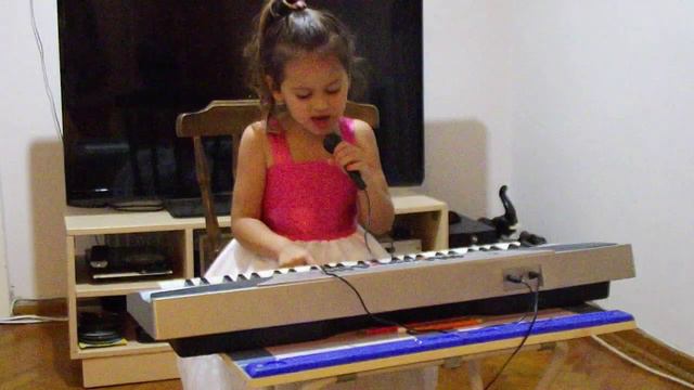 Сунайка учиться играть на пианино 🎹 смотреть онлайн