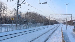 Электропоезд ЭМ2-025 пролетает платформу Взлетная