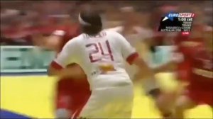 Невероятный гол в гандболе