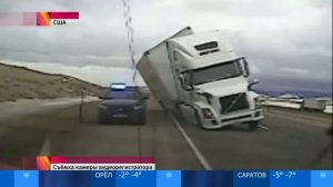Фура упала на полицейский автомобиль.