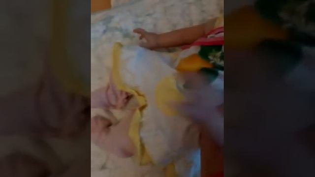 Переодеваю мою малышку Фиону. Укладываю спать смотреть онлайн