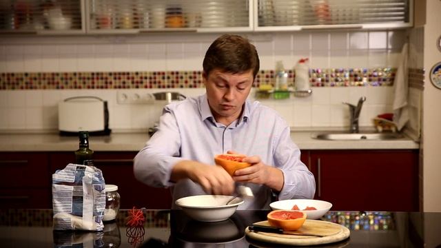 Праздничный салат с грейпфрутом, фетой и грецкими орехами