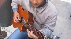 Удивительный уличный гитарист