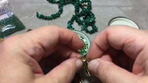 Малахитовое колье на бисерной сетке со вставками.