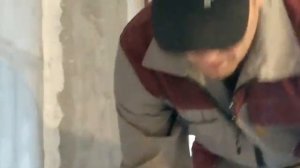 Делаю сам острые и ровные углы в комнате с помощью углоформирующей ленты – снято на видео