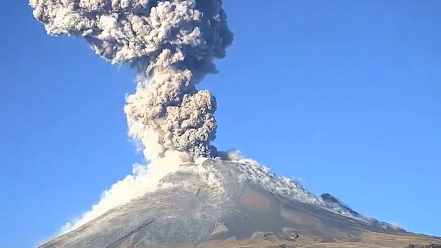 МЕКСИКАДАГЫ ВУЛКАН ОЙГОНДУ. Вулкан в Мексике. Красивое зрелище. смотреть онлайн