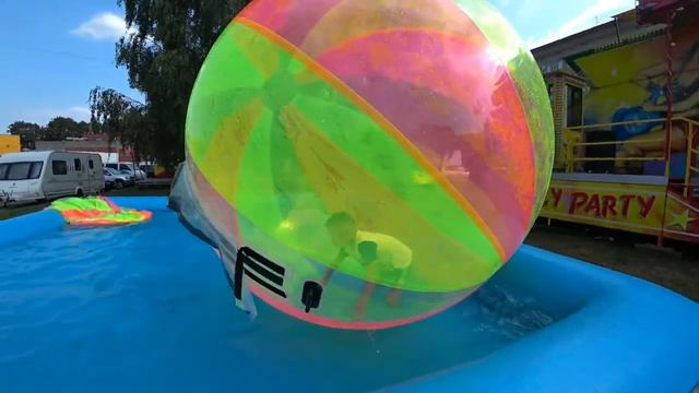 ШАР ПОГЛОТИЛ хомяка ВЕСЁЛЫЙ аттракцион на воде BIG BALL hamster смотреть онлайн