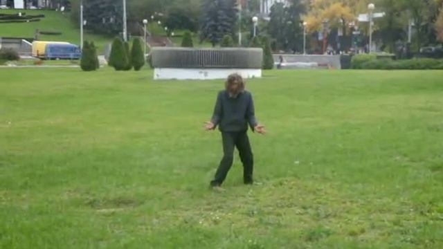 Прикольный пьяница-бомж.Минск.Немига ч.2 смотреть онлайн