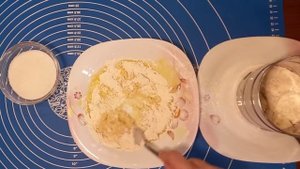 Штрейзель — кондитерская крошка, которая служит украшением верхней части изделия из теста