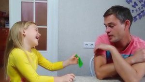 София и папа учат цвета надувая воздушные шары
