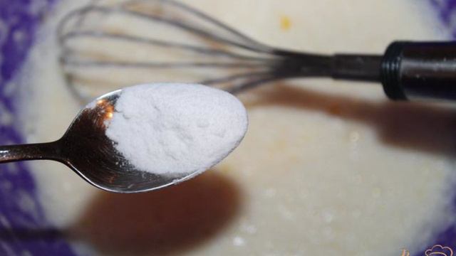 Сладкие блины на кислом молоке с ореховой пастой и орехами
