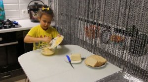 Горячие бутерброды с сыром от Алисы. Готовят дети.