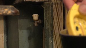 Измеряю температуру воды в батарее отопления 11 мая 2019 г