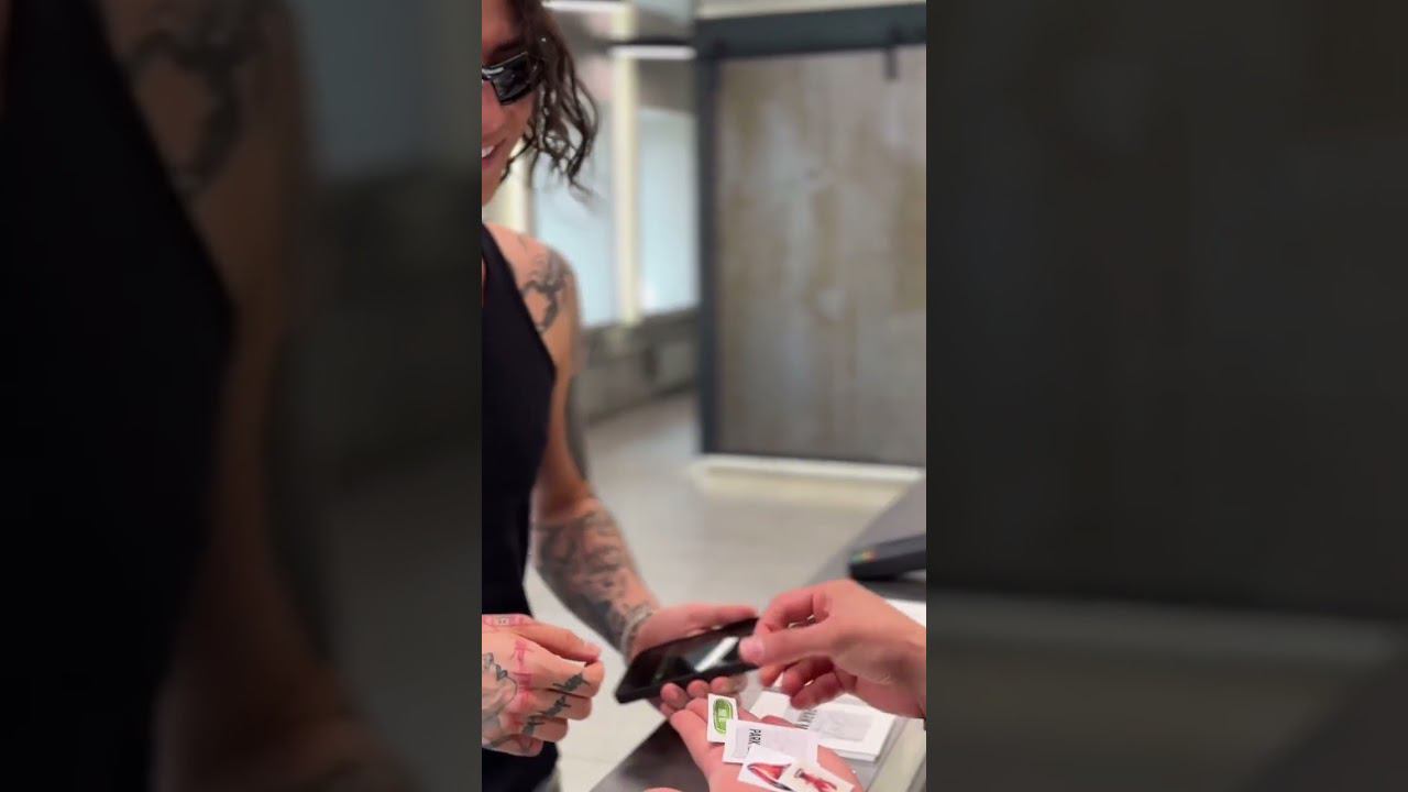 XOLIDAYBOY Выбирает 3D стикер у стилистов 10.07.24#xolidayboy #стиль#parkbyosipchuk смотреть онлайн