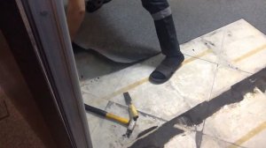 Усложненный демонтаж ковровой плитки