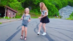 Танец с младшей сестрой Маресей