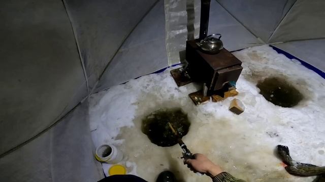 СУПЕР КЛЁВ. ОДИН ЗА ОДНИМ. РЫБАЛКА НА СТУК. одна МИНУТА- НАЛИМ.