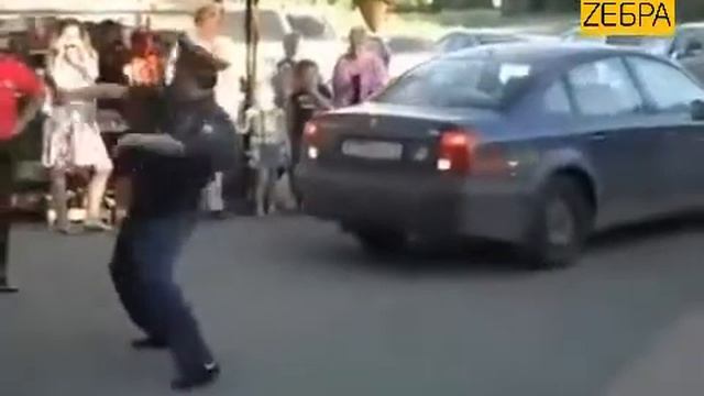 Мега Прикол! Танец на парковке! смотреть онлайн
