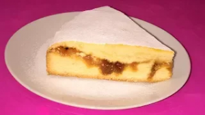 Пирог с вареньем на скорую руку. Сладкий пирог к чаю. Бисквит с вареньем внутри.