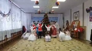 Вход на Новый год, в детском саду. Подготовительная группа. Снег и елки