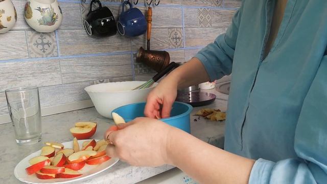 Яблочный пирог в карамели. смотреть онлайн