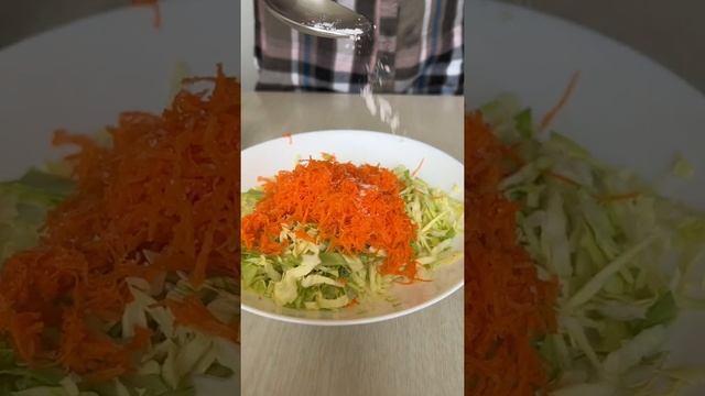 Салат с капустой и морковкой Salad with cabbage смотреть онлайн