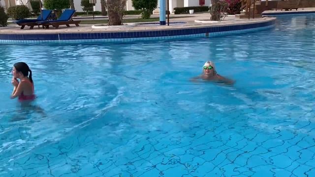 Огромный бассейн в отеле Siva sharm в котором можно купаться, Ира моржиха | АРИНА БЕЛ смотреть онлайн