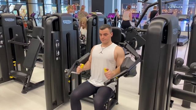 Махи через стороны в тренажере - техника выполнения смотреть онлайн