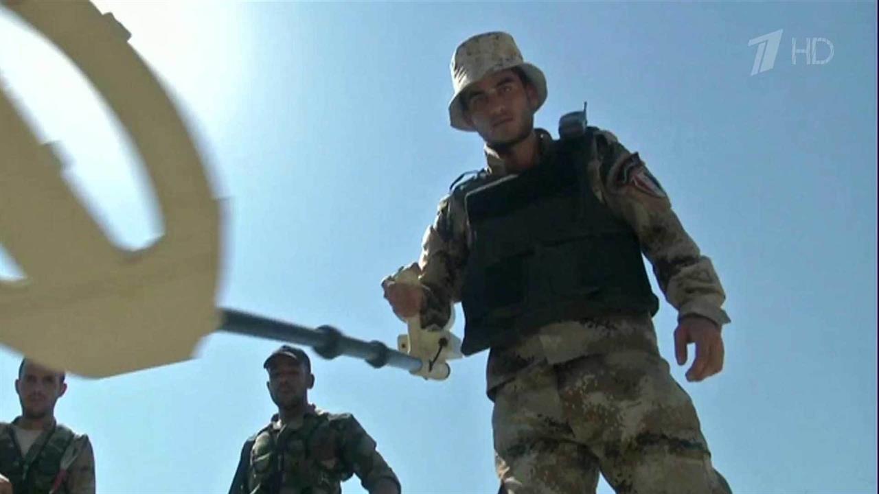 В Латакии саперы перед возвращением жителей проверяют жилые дома на наличие мин