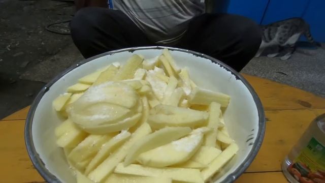 Цыпленок ТАБАКА в казане с картофелем фри смотреть онлайн