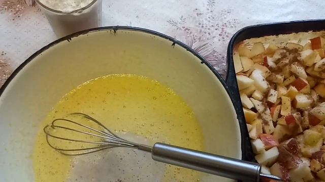 Яблочная шарлотка